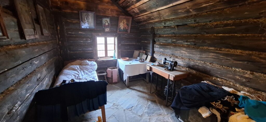 Wnętrze jednej z izb w Kurnej Chacie Kawuloka w Istebnej