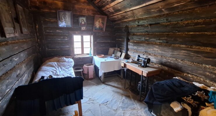 Wnętrze jednej z izb w Kurnej Chacie Kawuloka w Istebnej