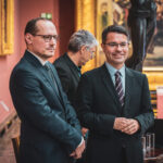 dr Łukasz Cieślik, dyrektor MCDN, red. Jakub Moroz, moderator konferencji