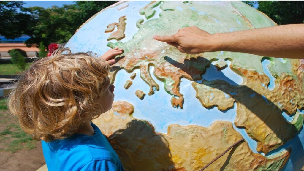 kula ziemska, ręka mężczyzny, dziecko obok