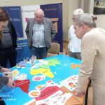 Uczestnicy konferencji nad kolejnym przykładem ćwiczeń wykorzystywanych podczas lekcji muzealnej