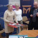 Uczestnicy wraz z prowadzącymi Hubertem Tarnowskim i Moniką Kuczyńską