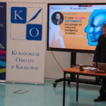 Arkadiusz Nalepka przedstawia pomoce dydaktyczne