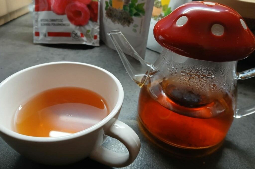 imbryk z herbatą, filiżanka z herbatą