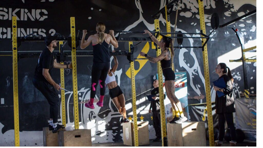 crossfit, trenujący, sala treningowa