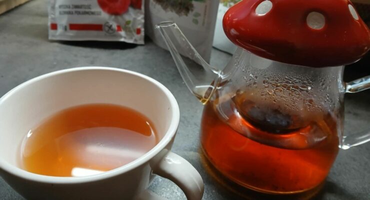 imbryk z herbatą, filiżanka z herbatą