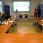 Mariusz Stinia, nauczyciel konsultant MCDN przedstawia działania statutowe MCDN gościom z Niemiec