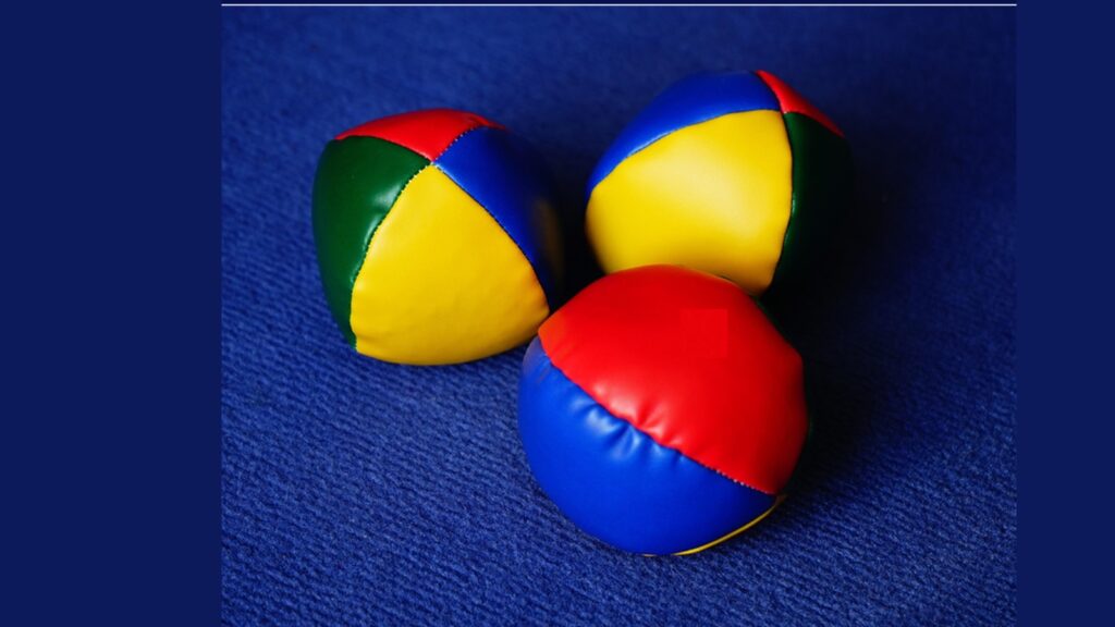 trzy kolorowe piłki