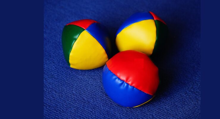 trzy kolorowe piłki