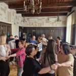 zabawa ruchowa w trójkach