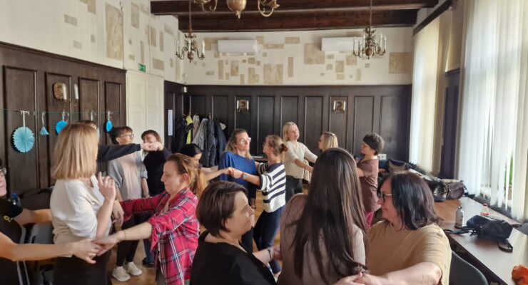 zabawa ruchowa w trójkach