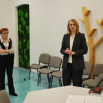 Joanna Jasiak, dyrektor Delegatury w Tarnowie Kuratorium Oświaty w Krakowie w trakcie przemówienia i Małgorzata Dadura, specjalista ds. kontaktu z interesariuszami projektu UNICEF - ASA Zespół Dostępności Edukacji