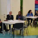 od lewej przy stoliku: Joanna Jasiak, dyrektor Delegatury w Tarnowie Kuratorium Oświaty w Krakowie, Stanisław Srebro, starszy wizytator Delegatury w Tarnowie Kuratorium Oświaty w Krakowie i dr Mariola Komorowska wojewódzka koordynator projektu