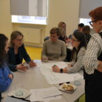 Uczestnicy spotkania w trakcie prac grupowych i dyskusji