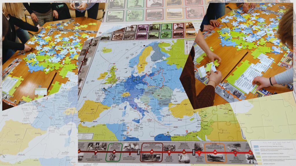 zdjęcia z warsztatów „Jak uczyć historii…” z wykorzystaniem Gry edukacyjnej Puzzle – Polskie Siły Zbrojne na Zachodzie 1939 – 1945.