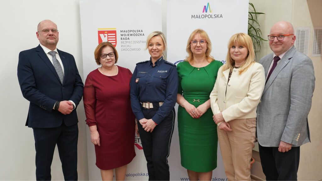 Organizatorzy i prelegenci: od lewej Grzegorz Wysopal, kierownik Działu Szkoleń Małopolskiego Ośrodka Ruchu Drogowego w Krakowie, Halina Pulchny – nauczyciel konsultant, MCDN Ośrodek w Krakowie, Nadkom. Joanna Biel-Radwańska z Wydziału Ruchu Drogowego Komendy Wojewódzkiej Policji w Krakowie, dr Małgorzata Dutka-Mucha – wicedyrektor MCDN ds. Ośrodka w Krakowie , Elżbieta Bzdek – Wizytator Kuratorium Oświaty w Krakowie, Paweł Mucha – dyrektor Małopolskiego Ośrodka Ruchu Drogowego