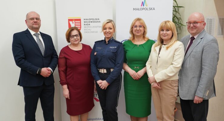 Organizatorzy i prelegenci: od lewej Grzegorz Wysopal, kierownik Działu Szkoleń Małopolskiego Ośrodka Ruchu Drogowego w Krakowie, Halina Pulchny – nauczyciel konsultant, MCDN Ośrodek w Krakowie, Nadkom. Joanna Biel-Radwańska z Wydziału Ruchu Drogowego Komendy Wojewódzkiej Policji w Krakowie, dr Małgorzata Dutka-Mucha – wicedyrektor MCDN ds. Ośrodka w Krakowie , Elżbieta Bzdek – Wizytator Kuratorium Oświaty w Krakowie, Paweł Mucha – dyrektor Małopolskiego Ośrodka Ruchu Drogowego