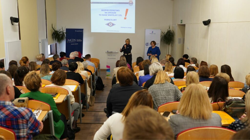 Halina Pulchny – nauczyciel konsultant, MCDN Ośrodek w Krakowie, Nadkom. Joanna Biel-Radwańska z Wydziału Ruchu Drogowego Komendy Wojewódzkiej Policji w Krakowie oraz uczestnicy konferencji