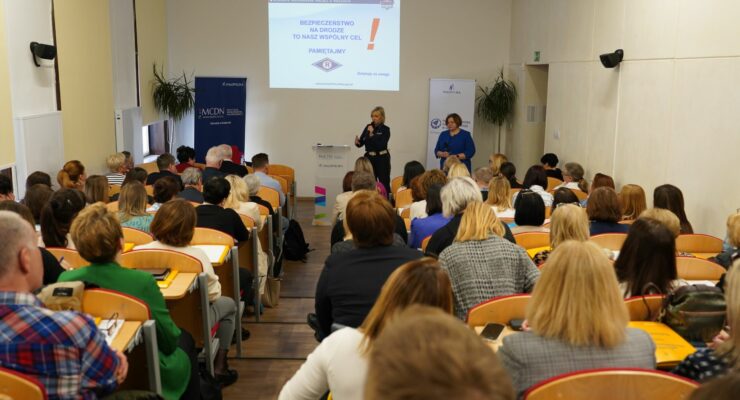 Halina Pulchny – nauczyciel konsultant, MCDN Ośrodek w Krakowie, Nadkom. Joanna Biel-Radwańska z Wydziału Ruchu Drogowego Komendy Wojewódzkiej Policji w Krakowie oraz uczestnicy konferencji