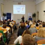 Halina Pulchny – nauczyciel konsultant, MCDN Ośrodek w Krakowie, Nadkom. Joanna Biel-Radwańska z Wydziału Ruchu Drogowego Komendy Wojewódzkiej Policji w Krakowie oraz uczestnicy konferencji