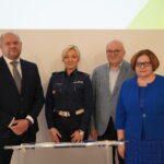 Prelegenci i organizatorzy (od lewej): dr inż. Grzegorz Wysopal, kierownik Działu Szkoleń Małopolskiego Ośrodka Ruchu Drogowego w Krakowie, Nadkom. Joanna Biel-Radwańska z Wydziału Ruchu Drogowego Komendy Wojewódzkiej Policji w Krakowie, Paweł Mucha – dyrektor Małopolskiego Ośrodka Ruchu Drogowego, Halina Pulchny – nauczyciel konsultant, MCDN Ośrodek w Krakowie