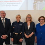 Prelegenci i organizatorzy (od lewej): dr inż. Grzegorz Wysopal, kierownik Działu Szkoleń Małopolskiego Ośrodka Ruchu Drogowego w Krakowie, Nadkom. Joanna Biel-Radwańska z Wydziału Ruchu Drogowego Komendy Wojewódzkiej Policji w Krakowie, dr Małgorzata Dutka-Mucha – wicedyrektor MCDN ds. Ośrodka w Krakowi, Halina Pulchny – nauczyciel konsultant, MCDN Ośrodek w Krakowie