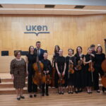 Podziękowanie za wspaniały koncert: członkowie Orkiestry Smyczkowej Con Passione ZPSM w Bochni, Halina Pulchny - nauczyciel konsultant MCDN OK, Tomasz Półtorak dyrektor Zespołu Państwowych Szkół Muzycznych w Bochni