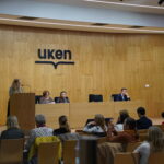 Prelegentka Sandra Ziemiańska – nauczyciel w Szkole Podstawowej w Besku oraz Halina Pulchny - nauczyciel konsultant MCDN OK, dr Magdalena Żyła – nauczyciel konsultant MCDN OK, Tomasz Półtorak dyrektor Zespołu Państwowych Szkół Muzycznych w Bochni oraz uczestnicy konferencji