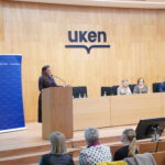 Prelegentka dr Magdalena Żyła – nauczyciel konsultant MCDN OK oraz Sandra Ziemiańska – nauczyciel w Szkole Podstawowej w Besku, Halina Pulchny - nauczyciel konsultant MCDN OK, Tomasz Półtorak dyrektor Zespołu Państwowych Szkół Muzycznych w Bochni oraz uczestnicy konferencji