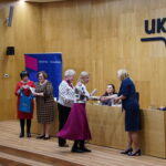 Losowanie i wręczenie nagród uczestnikom konkursu na fraszkę pt. „Nauczanie z sensem”, od lewej: Krystyna Szmigel – wicedyrektor OKE w Krakowie i przewodnicząca Polskiego Towarzystwa Diagnostyki Edukacyjnej, Halina Pulchny - nauczyciel konsultant MCDN OK, dr Małgorzata Dutka-Mucha, wicedyrektor MCDN ds. Ośrodka w Krakowie oraz uczestnicy konferencji