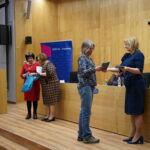 Losowanie i wręczenie nagród uczestnikom konkursu na fraszkę pt. „Nauczanie z sensem”, od lewej: Krystyna Szmigel – wicedyrektor OKE w Krakowie i przewodnicząca Polskiego Towarzystwa Diagnostyki Edukacyjnej, Halina Pulchny - nauczyciel konsultant MCDN OK, dr Małgorzata Dutka-Mucha, wicedyrektor MCDN ds. Ośrodka w Krakowie oraz uczestnicy konferencji