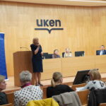 Podsumowanie i zakończenie konferencji, od lewej, dr Małgorzata Dutka-Mucha, wicedyrektor MCDN ds. Ośrodka w Krakowie, dr Magdalena Żyła – nauczyciel konsultant MCDN OK oraz Sandra Ziemiańska – nauczyciel w Szkole Podstawowej w Besku, Tomasz Półtorak dyrektor Zespołu Państwowych Szkół Muzycznych w Bochni oraz uczestnicy konferencji