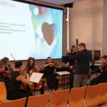 Orkiestra smyczkowa Con Passione ZPSM w Bochni pod kierownictwem dyrektora szkoły Tomasza Półtorak