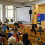 Wykład inauguracyjny: ks. dr Jerzy Smoleń – psycholog, adiunkt badawczo-dydaktyczny w Katedrze Psychologii Społecznej i Komunikacji Interpersonalnej Uniwersytetu Ignatianum w Krakowie oraz uczestnicy konferencji