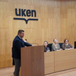 Prelegent: Tomasz Półtorak dyrektor Zespołu Państwowych Szkół Muzycznych w Bochni oraz (od lewej) dr Magdalena Żyła – nauczyciel konsultant MCDN OK, Sandra Ziemiańska – nauczyciel w Szkole Podstawowej w Besku, Halina Pulchny - nauczyciel konsultant MCDN OK